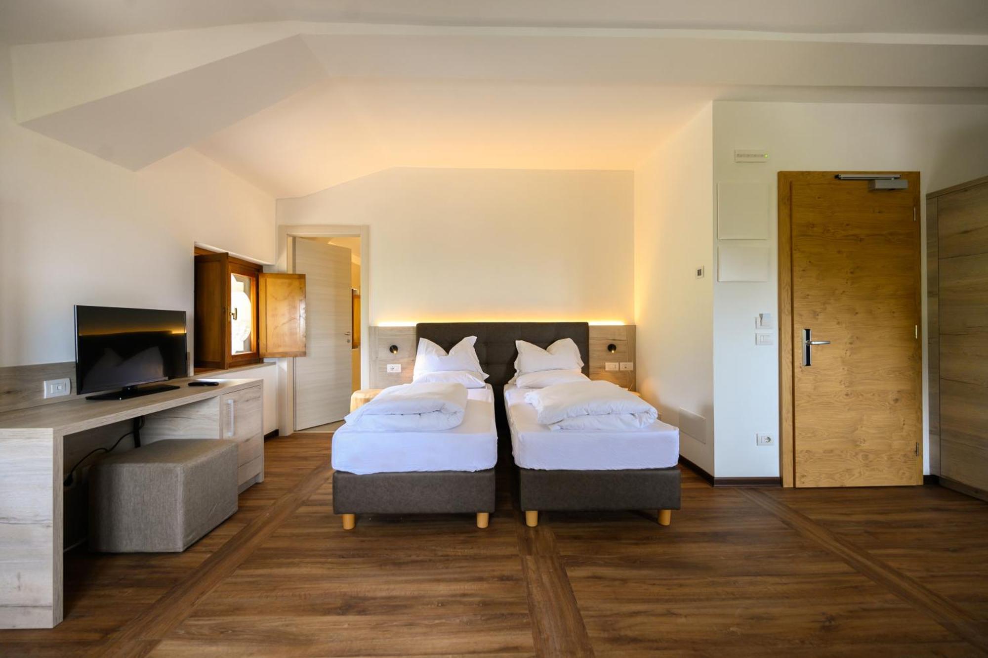 Hotel Stella Alpina Spiazzi Di Caprino エクステリア 写真
