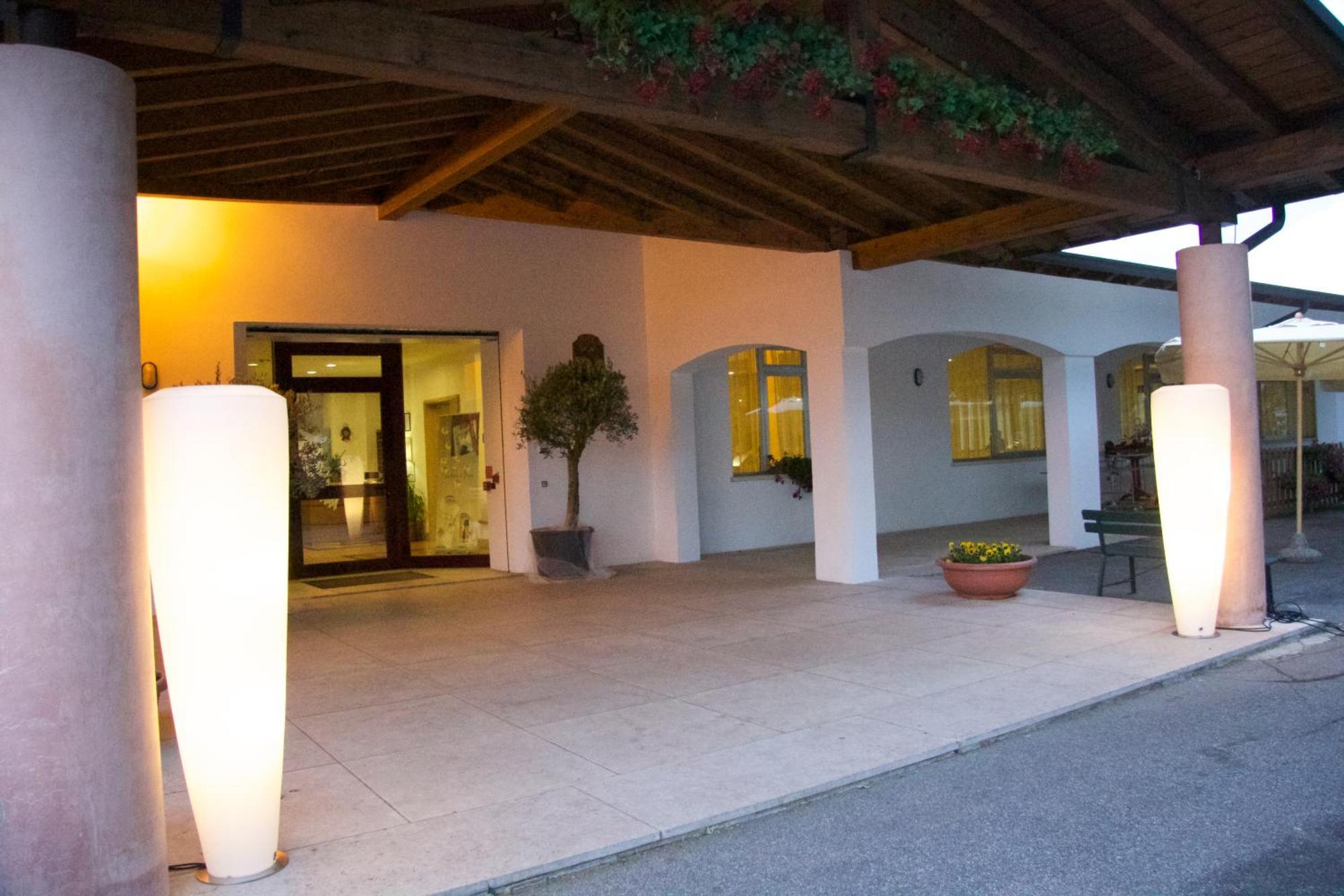 Hotel Stella Alpina Spiazzi Di Caprino エクステリア 写真